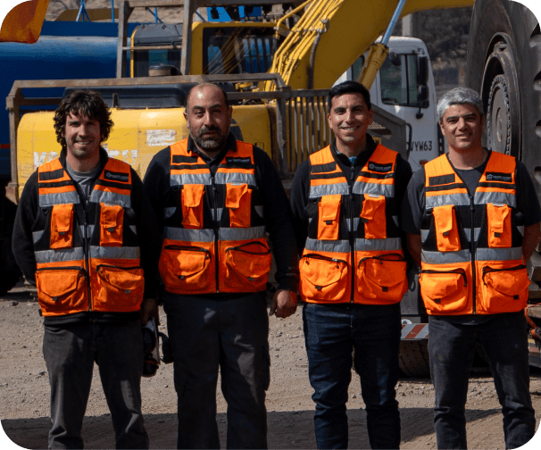 Profesional de faena minera con equipo de seguridad